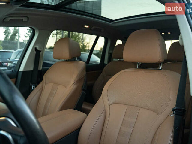 Серый БМВ X7, объемом двигателя 3 л и пробегом 56 тыс. км за 68900 $, фото 39 на Automoto.ua