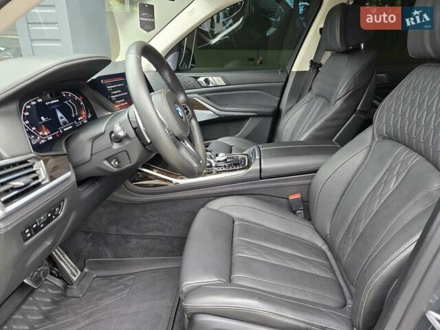 Серый БМВ X7, объемом двигателя 3 л и пробегом 111 тыс. км за 85999 $, фото 9 на Automoto.ua