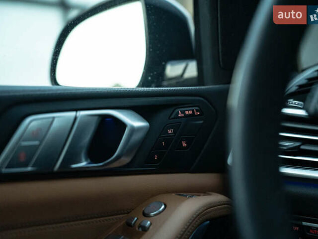 Серый БМВ X7, объемом двигателя 3 л и пробегом 56 тыс. км за 68900 $, фото 19 на Automoto.ua