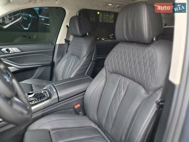 Серый БМВ X7, объемом двигателя 3 л и пробегом 111 тыс. км за 85999 $, фото 11 на Automoto.ua