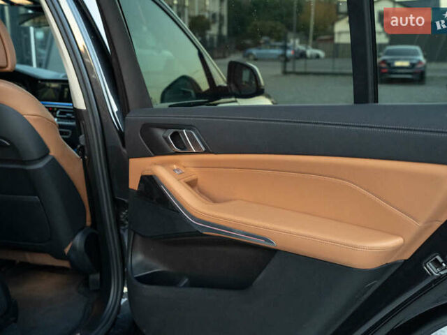 Серый БМВ X7, объемом двигателя 3 л и пробегом 56 тыс. км за 68900 $, фото 53 на Automoto.ua