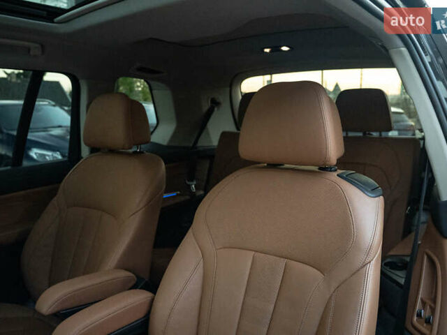 Серый БМВ X7, объемом двигателя 3 л и пробегом 56 тыс. км за 68900 $, фото 41 на Automoto.ua