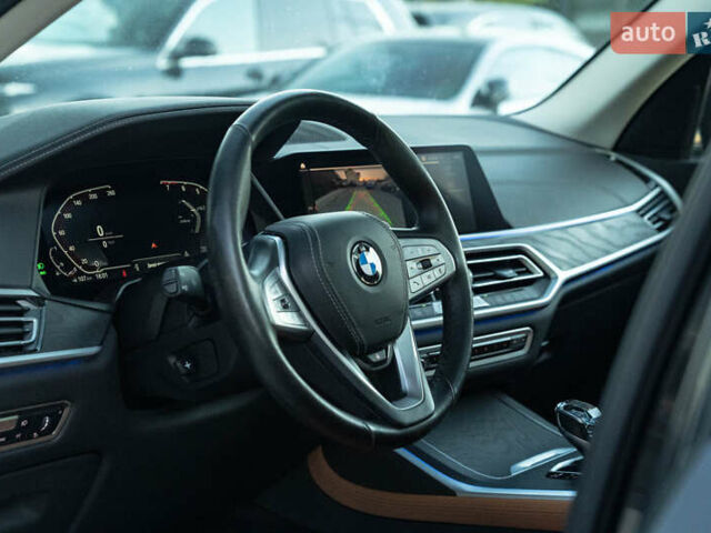 Серый БМВ X7, объемом двигателя 3 л и пробегом 56 тыс. км за 68900 $, фото 22 на Automoto.ua