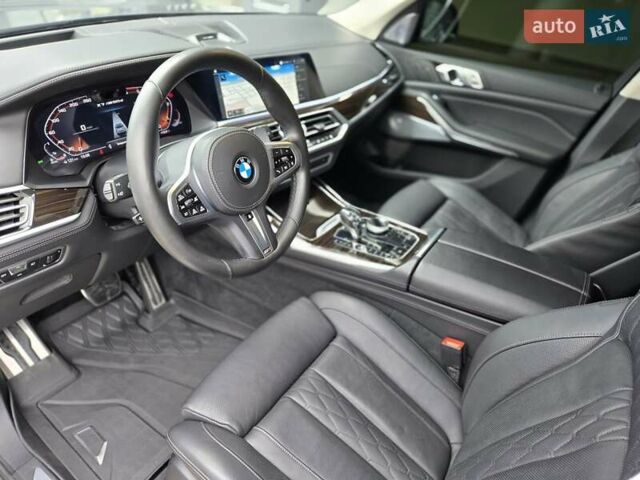 Серый БМВ X7, объемом двигателя 3 л и пробегом 111 тыс. км за 85999 $, фото 10 на Automoto.ua