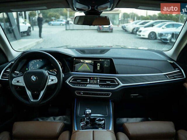 Серый БМВ X7, объемом двигателя 3 л и пробегом 56 тыс. км за 68900 $, фото 23 на Automoto.ua