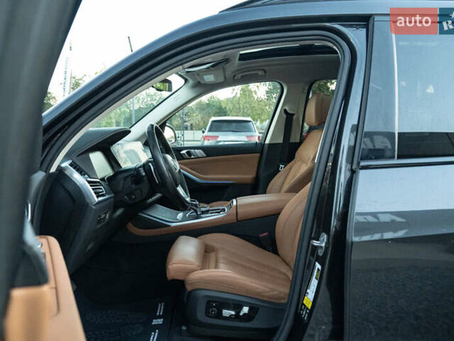 Серый БМВ X7, объемом двигателя 3 л и пробегом 56 тыс. км за 68900 $, фото 18 на Automoto.ua