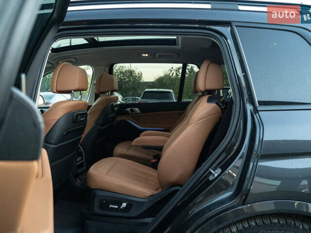 Серый БМВ X7, объемом двигателя 3 л и пробегом 56 тыс. км за 68900 $, фото 40 на Automoto.ua