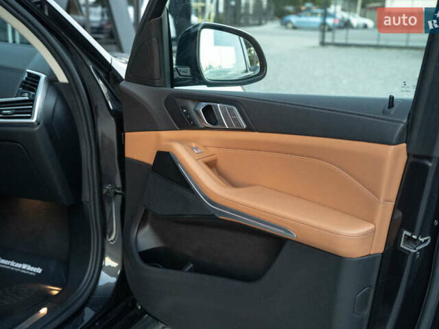 Серый БМВ X7, объемом двигателя 3 л и пробегом 56 тыс. км за 68900 $, фото 51 на Automoto.ua