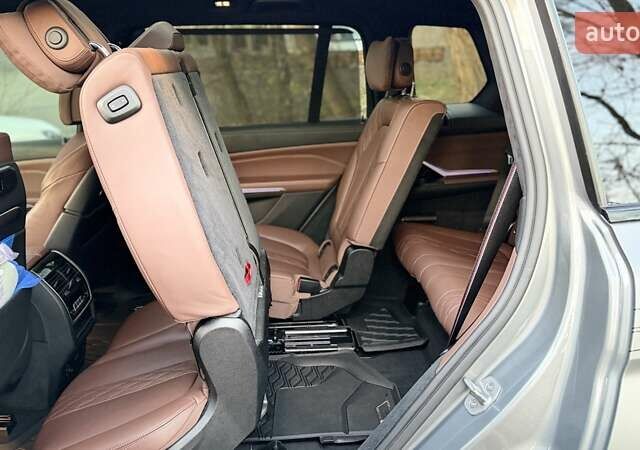 Серый БМВ X7, объемом двигателя 4.39 л и пробегом 83 тыс. км за 135000 $, фото 40 на Automoto.ua