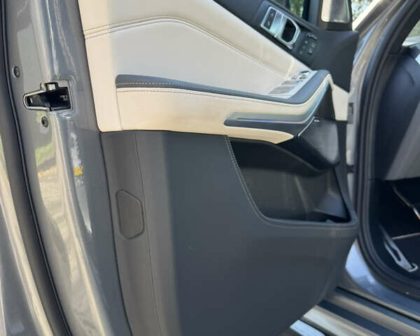 Серый БМВ X7, объемом двигателя 4.39 л и пробегом 60 тыс. км за 127000 $, фото 9 на Automoto.ua