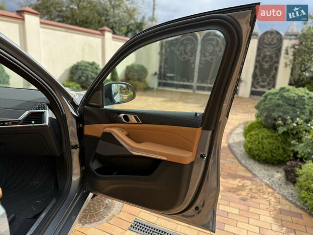 Серый БМВ X7, объемом двигателя 3 л и пробегом 22 тыс. км за 85900 $, фото 19 на Automoto.ua