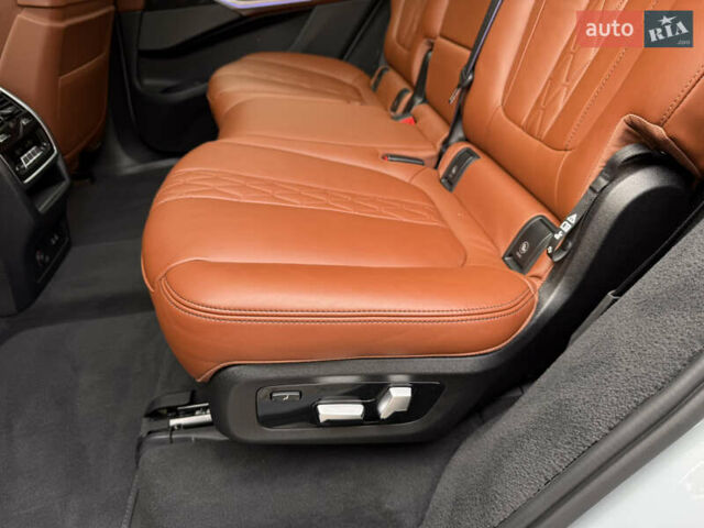 Серый БМВ X7, объемом двигателя 4.39 л и пробегом 45 тыс. км за 129900 $, фото 40 на Automoto.ua