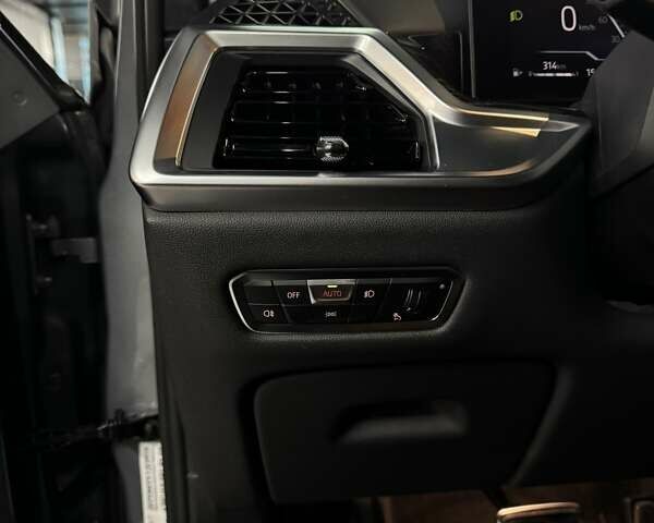 Серый БМВ X7, объемом двигателя 4.39 л и пробегом 83 тыс. км за 135000 $, фото 25 на Automoto.ua