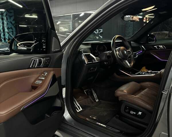 Серый БМВ X7, объемом двигателя 4.39 л и пробегом 83 тыс. км за 135000 $, фото 16 на Automoto.ua