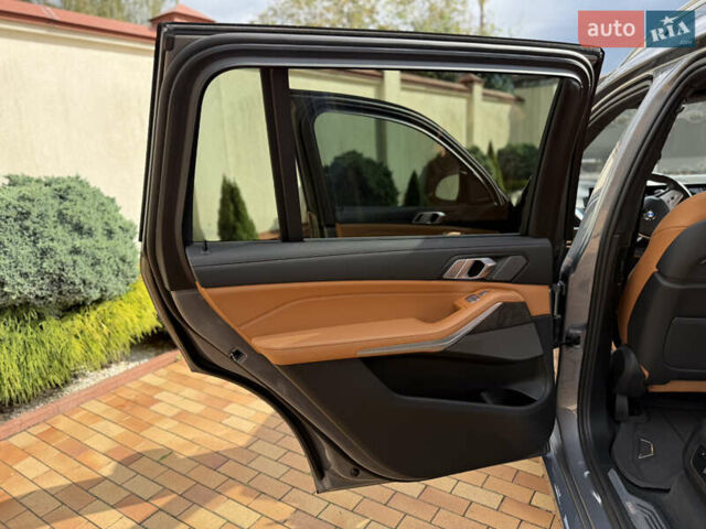 Серый БМВ X7, объемом двигателя 3 л и пробегом 22 тыс. км за 85900 $, фото 25 на Automoto.ua