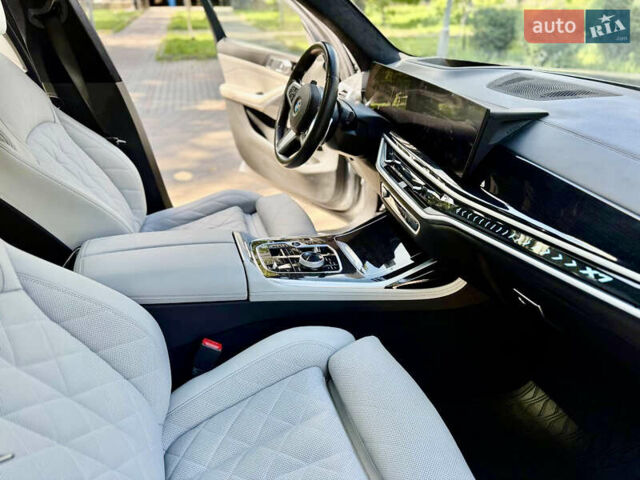Серый БМВ X7, объемом двигателя 3 л и пробегом 47 тыс. км за 105000 $, фото 24 на Automoto.ua