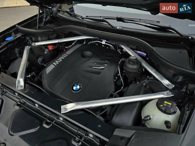 Серый БМВ X7, объемом двигателя 3 л и пробегом 63 тыс. км за 91000 $, фото 115 на Automoto.ua