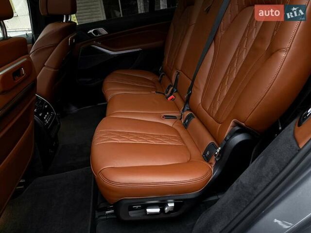 Серый БМВ X7, объемом двигателя 3 л и пробегом 63 тыс. км за 91000 $, фото 84 на Automoto.ua
