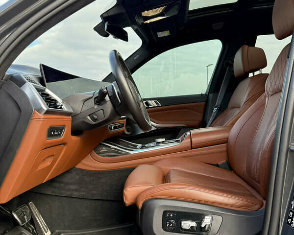 Серый БМВ X7, объемом двигателя 4.39 л и пробегом 45 тыс. км за 139900 $, фото 11 на Automoto.ua