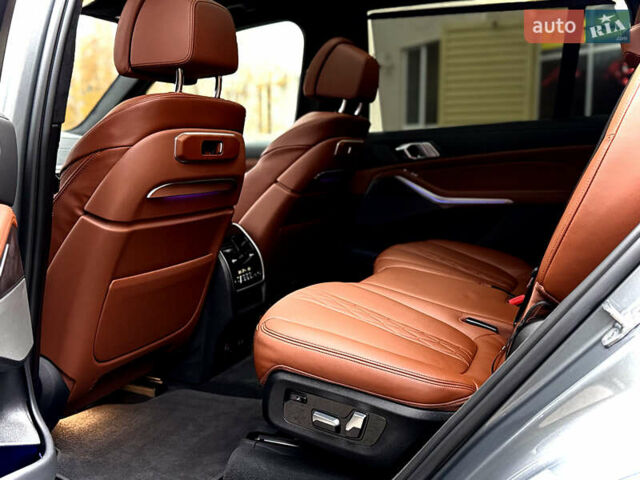 Серый БМВ X7, объемом двигателя 3 л и пробегом 63 тыс. км за 91000 $, фото 95 на Automoto.ua