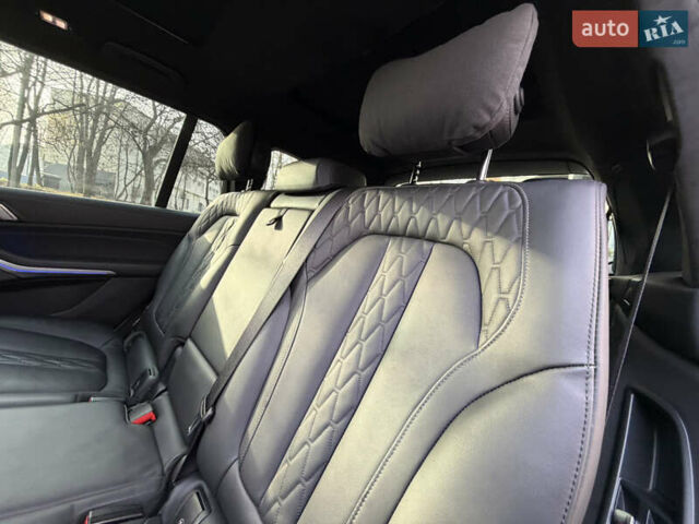 Серый БМВ X7, объемом двигателя 2.99 л и пробегом 82 тыс. км за 119000 $, фото 37 на Automoto.ua