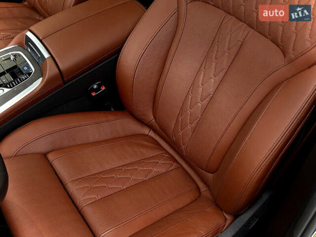 Серый БМВ X7, объемом двигателя 3 л и пробегом 63 тыс. км за 91000 $, фото 74 на Automoto.ua