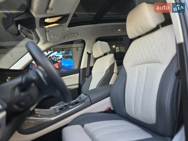 Серый БМВ X7, объемом двигателя 4.4 л и пробегом 70 тыс. км за 134999 $, фото 9 на Automoto.ua