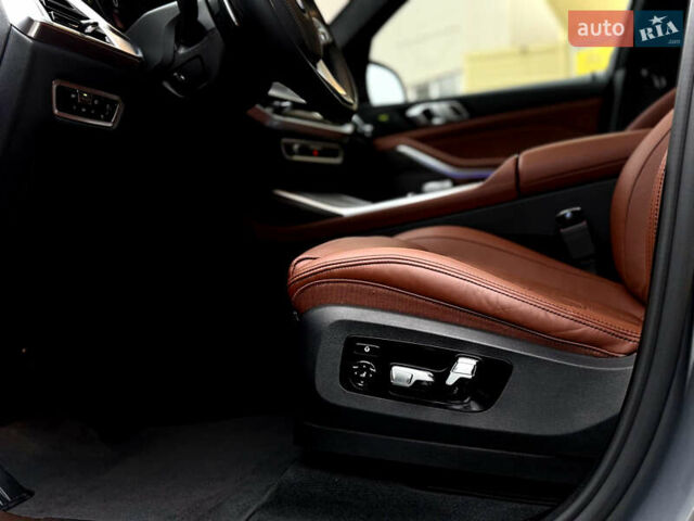 Серый БМВ X7, объемом двигателя 3 л и пробегом 63 тыс. км за 91000 $, фото 59 на Automoto.ua