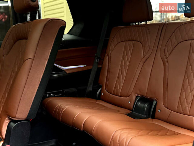 Серый БМВ X7, объемом двигателя 3 л и пробегом 63 тыс. км за 91000 $, фото 104 на Automoto.ua