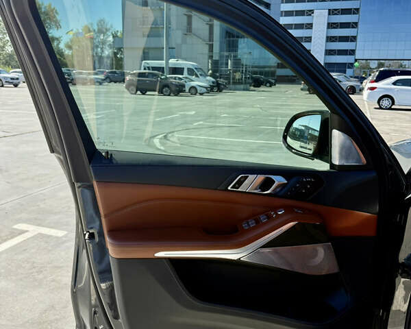 Серый БМВ X7, объемом двигателя 4.39 л и пробегом 34 тыс. км за 139900 $, фото 12 на Automoto.ua