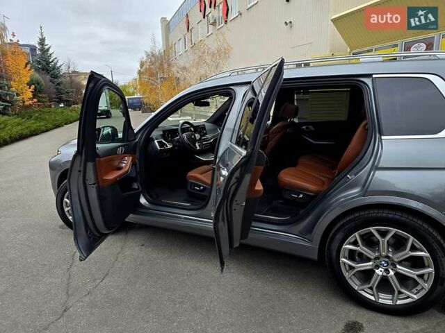 Серый БМВ X7, объемом двигателя 3 л и пробегом 63 тыс. км за 91000 $, фото 82 на Automoto.ua