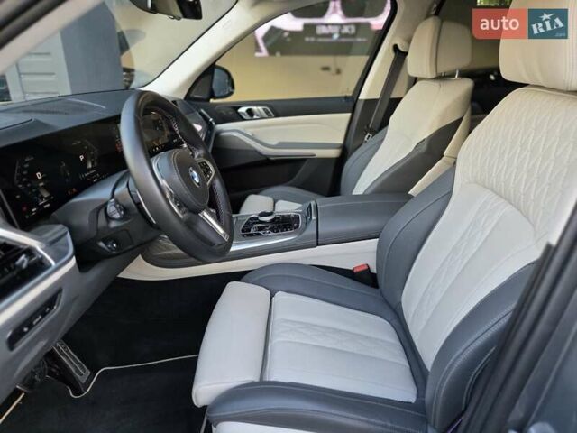 Серый БМВ X7, объемом двигателя 4.4 л и пробегом 70 тыс. км за 134999 $, фото 8 на Automoto.ua