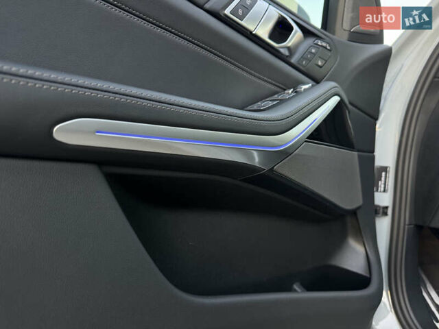 Серый БМВ X7, объемом двигателя 2.99 л и пробегом 86 тыс. км за 119000 $, фото 11 на Automoto.ua