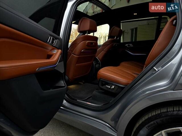 Серый БМВ X7, объемом двигателя 3 л и пробегом 63 тыс. км за 91000 $, фото 87 на Automoto.ua