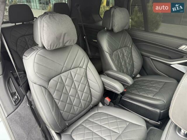 Серый БМВ X7, объемом двигателя 3 л и пробегом 16 тыс. км за 108800 $, фото 58 на Automoto.ua