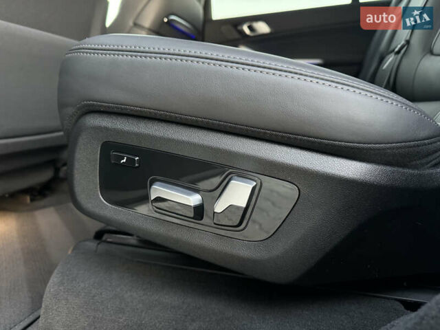 Серый БМВ X7, объемом двигателя 2.99 л и пробегом 86 тыс. км за 119000 $, фото 35 на Automoto.ua