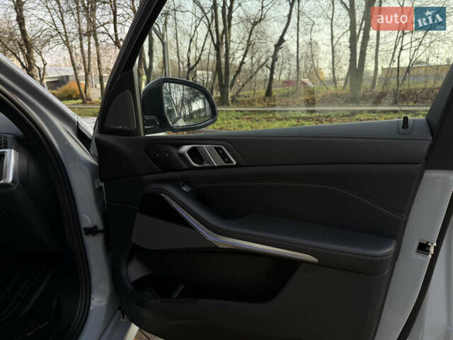 Серый БМВ X7, объемом двигателя 2.99 л и пробегом 82 тыс. км за 119000 $, фото 47 на Automoto.ua