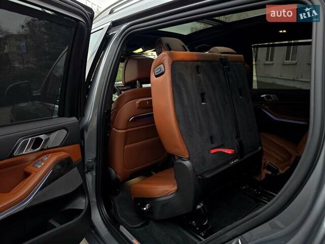 Серый БМВ X7, объемом двигателя 3 л и пробегом 63 тыс. км за 91000 $, фото 88 на Automoto.ua