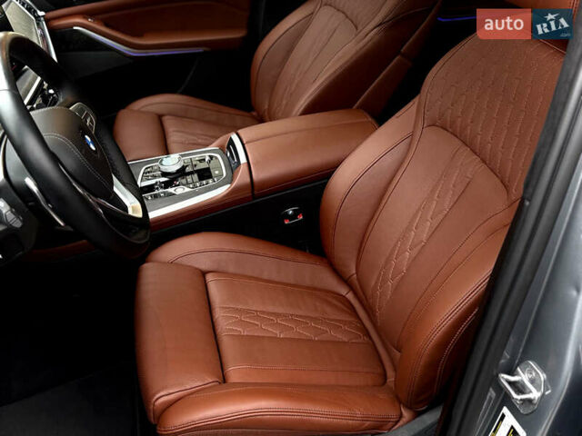 Серый БМВ X7, объемом двигателя 3 л и пробегом 63 тыс. км за 91000 $, фото 61 на Automoto.ua