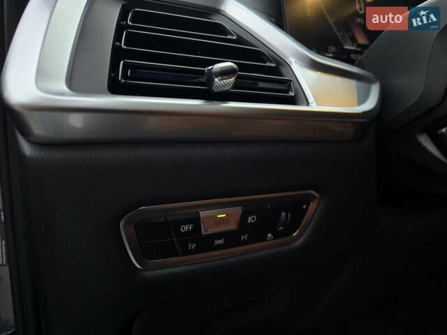 Серый БМВ X7, объемом двигателя 3 л и пробегом 63 тыс. км за 91000 $, фото 65 на Automoto.ua
