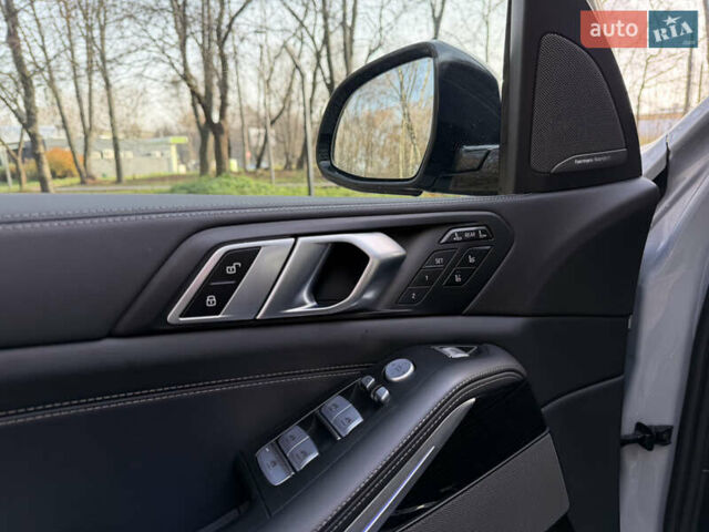 Серый БМВ X7, объемом двигателя 2.99 л и пробегом 82 тыс. км за 119000 $, фото 32 на Automoto.ua
