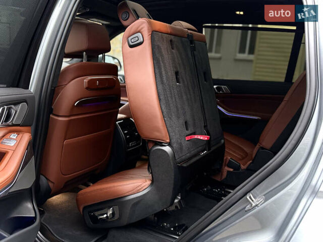 Серый БМВ X7, объемом двигателя 3 л и пробегом 63 тыс. км за 91000 $, фото 97 на Automoto.ua