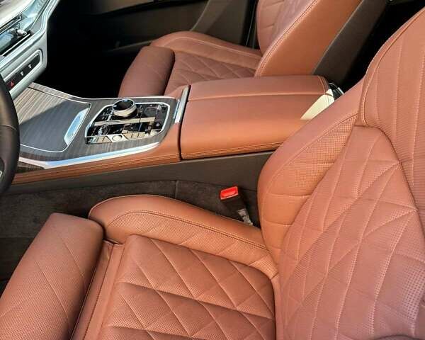 Серый БМВ X7, объемом двигателя 2.99 л и пробегом 8 тыс. км за 137000 $, фото 6 на Automoto.ua