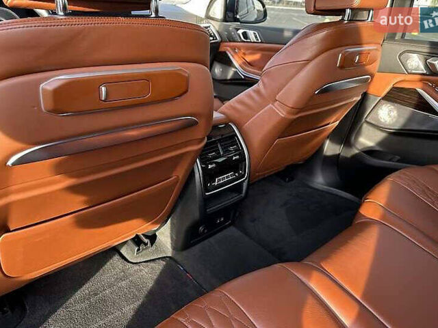 Серый БМВ X7, объемом двигателя 3 л и пробегом 11 тыс. км за 120000 $, фото 10 на Automoto.ua