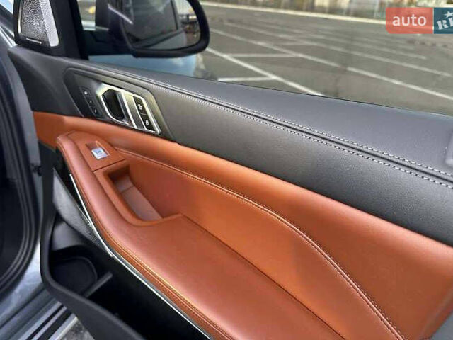 Серый БМВ X7, объемом двигателя 3 л и пробегом 11 тыс. км за 120000 $, фото 1 на Automoto.ua