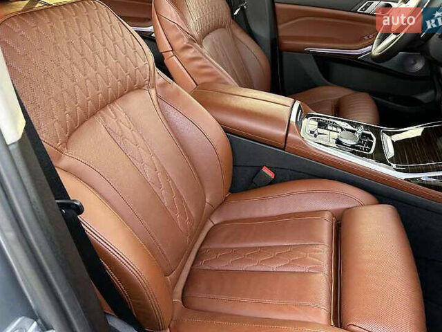 Серый БМВ X7, объемом двигателя 3 л и пробегом 11 тыс. км за 120000 $, фото 4 на Automoto.ua