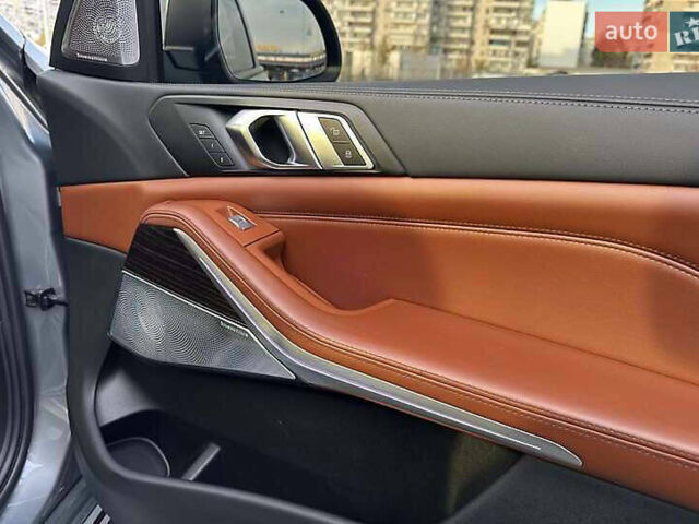 Серый БМВ X7, объемом двигателя 3 л и пробегом 11 тыс. км за 120000 $, фото 2 на Automoto.ua