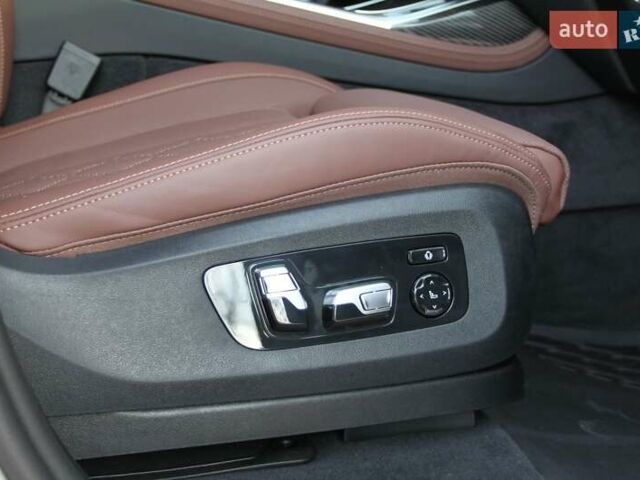 Серый БМВ X7, объемом двигателя 4.39 л и пробегом 3 тыс. км за 185000 $, фото 23 на Automoto.ua