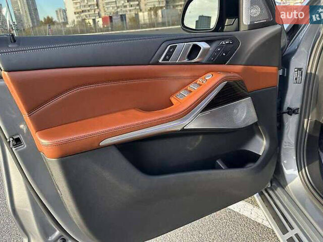 Серый БМВ X7, объемом двигателя 3 л и пробегом 11 тыс. км за 120000 $, фото 12 на Automoto.ua