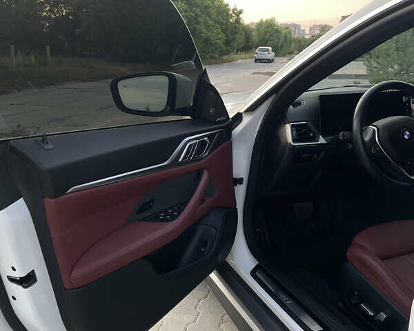 Белый БМВ i4, объемом двигателя 0 л и пробегом 31 тыс. км за 30100 $, фото 17 на Automoto.ua